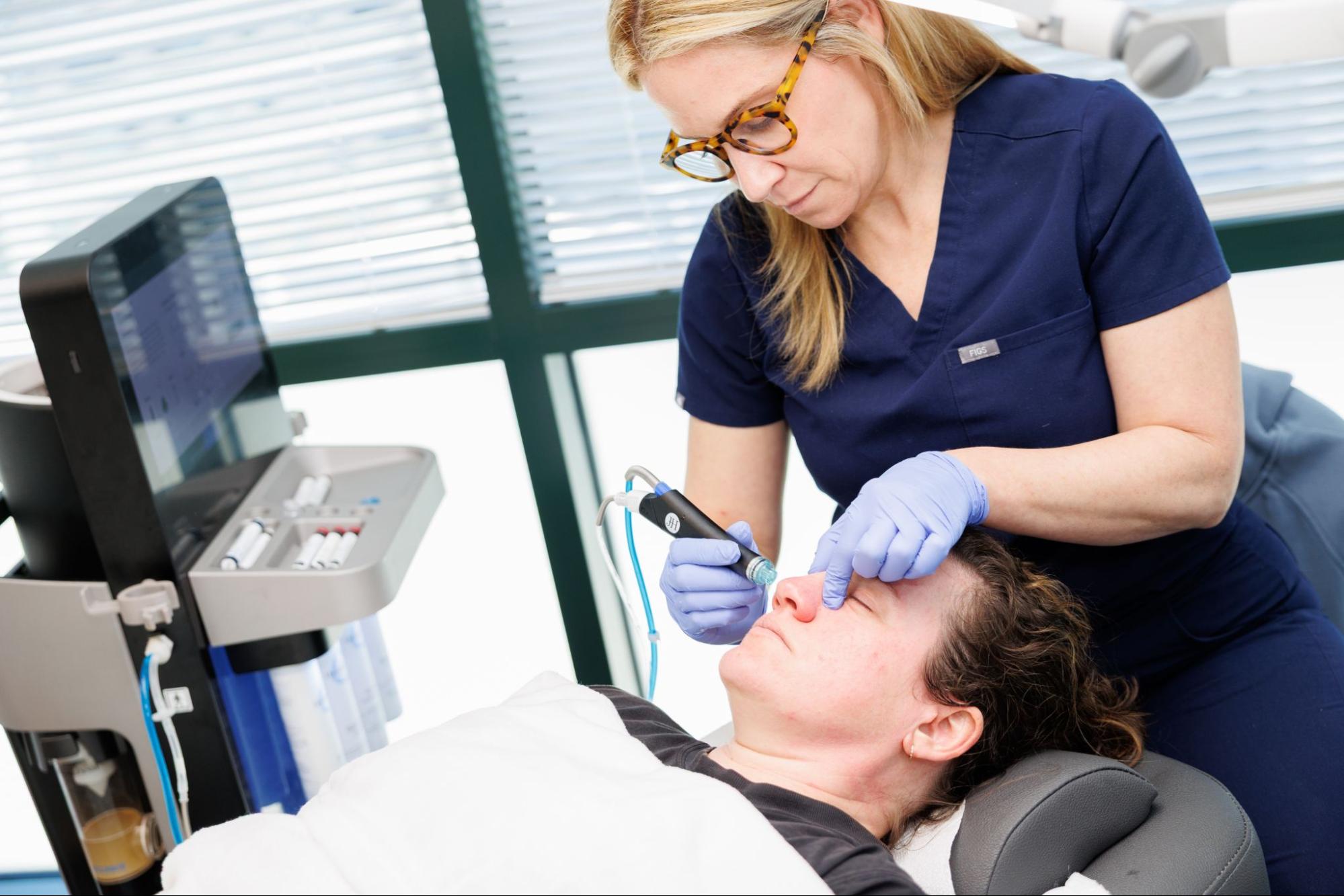 GA-skin-aesthetician-in-action